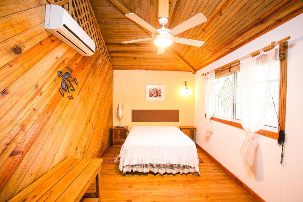 Dixon Cove Wikkid Resort מראה חיצוני תמונה