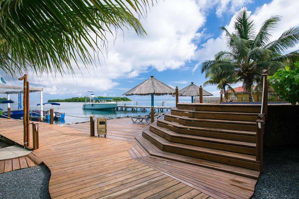 Dixon Cove Wikkid Resort מראה חיצוני תמונה