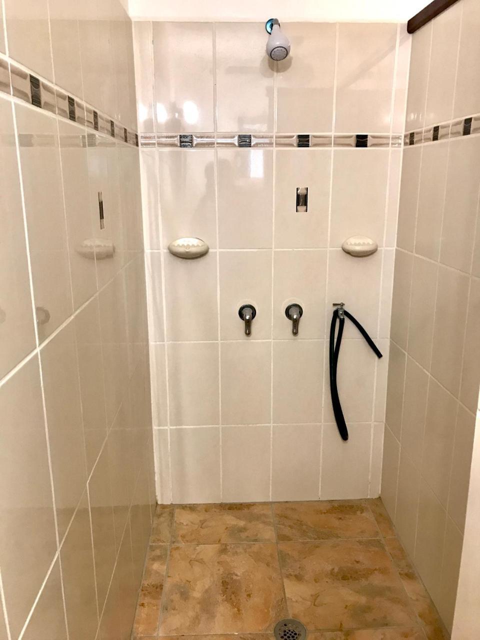 Dixon Cove Wikkid Resort מראה חיצוני תמונה