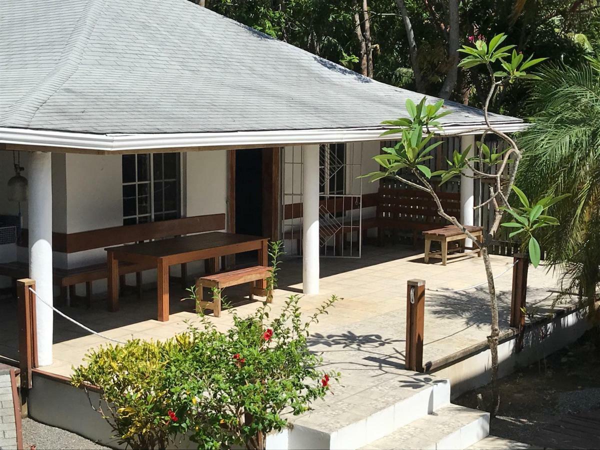 Dixon Cove Wikkid Resort מראה חיצוני תמונה