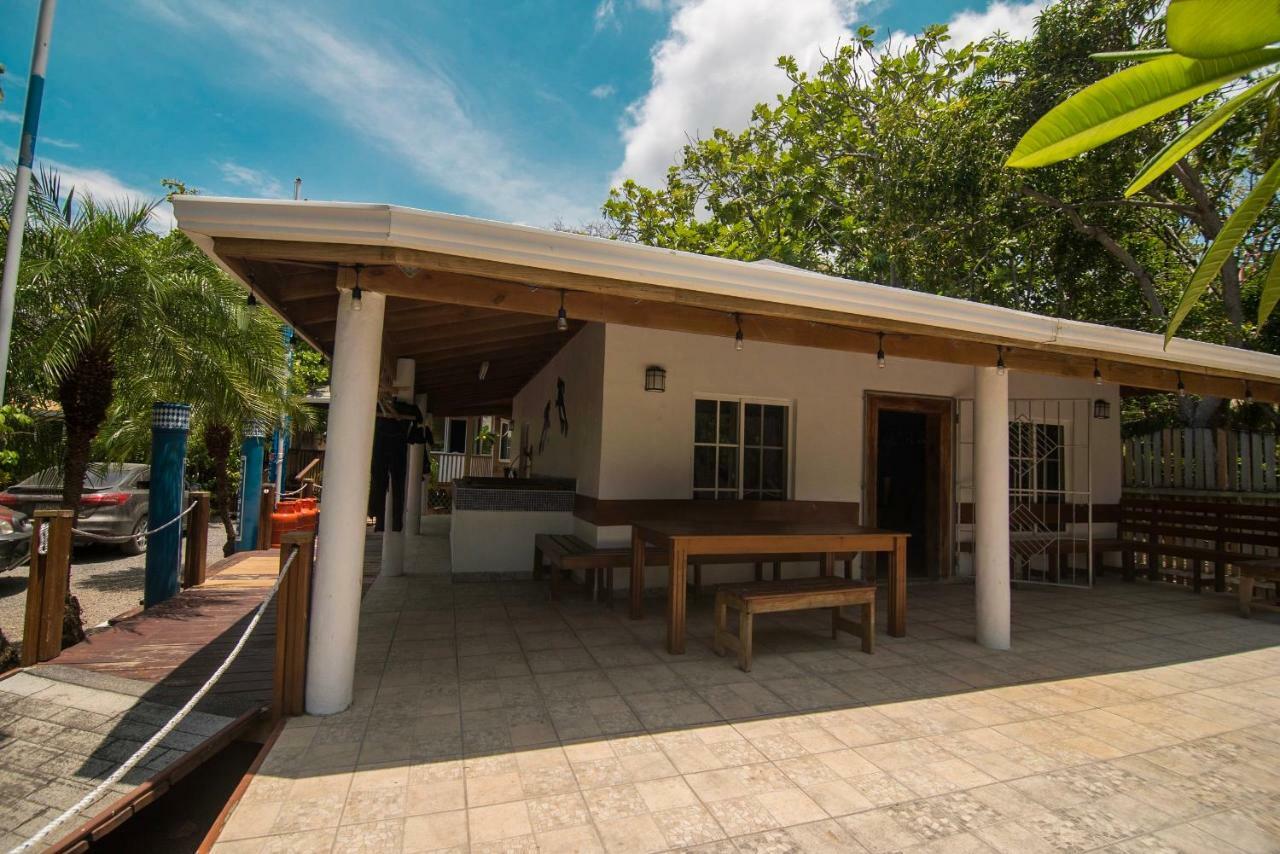 Dixon Cove Wikkid Resort מראה חיצוני תמונה