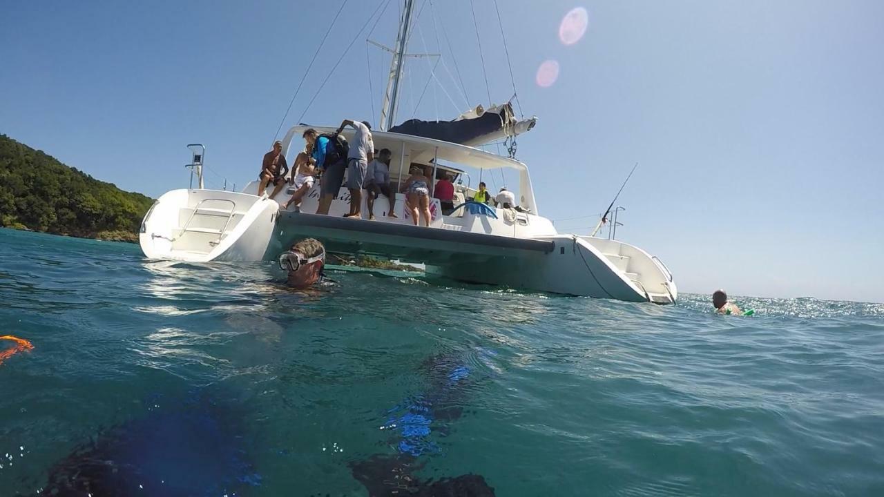 Dixon Cove Wikkid Resort מראה חיצוני תמונה
